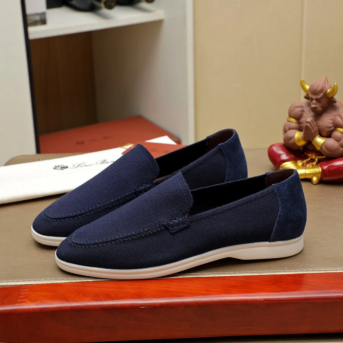 Men's Men's Shoes 💰 400 Loro PIana moccasin made of wish wool fabric. The upper is made of knitted fabric, made on a loom, and then attached to a rubber sole. The Rain System's water-repellent treatment enhances the shoe's functional design, while the suede details give the shoe a sense of elegance and sophistication. Made from Wish, fine wool from Australian and New Zealand Merino sheep 38-44